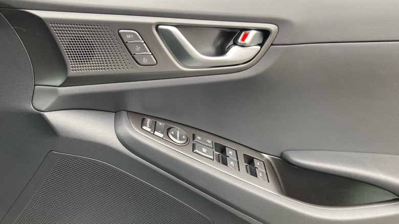 Hyundai IONIQ 1.6 GDi Plug-in Hybrid Premium SE 5dr DCT Hatchback